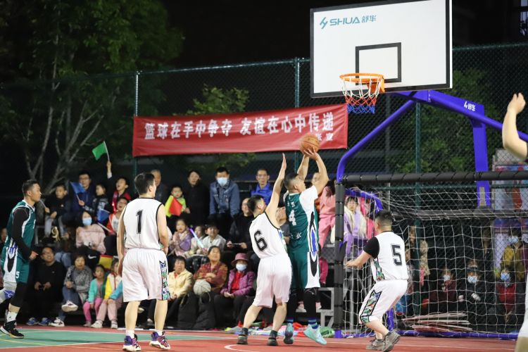 在赛场上展 在赛场上展